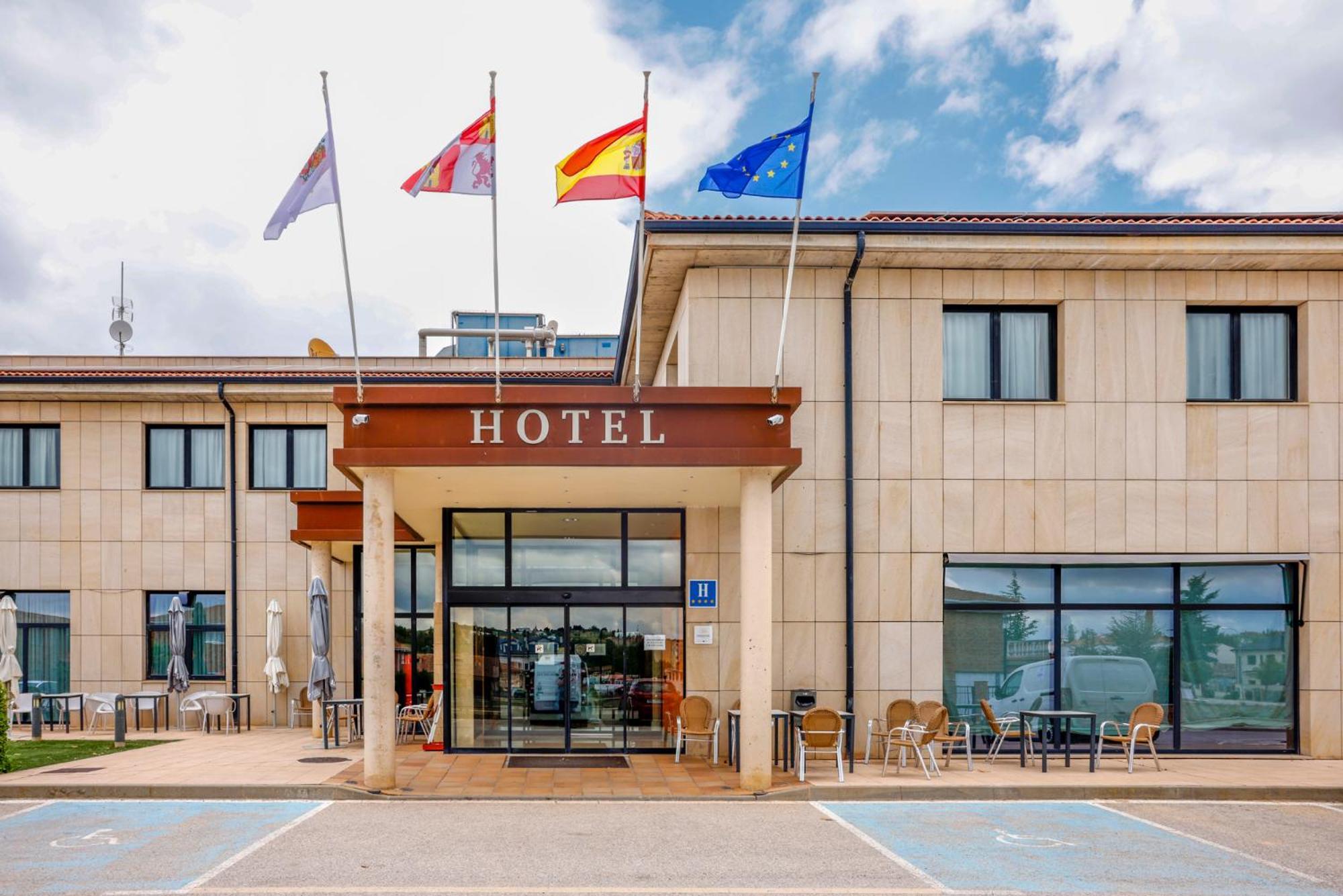 Hotel Villa De Almazan Bagian luar foto