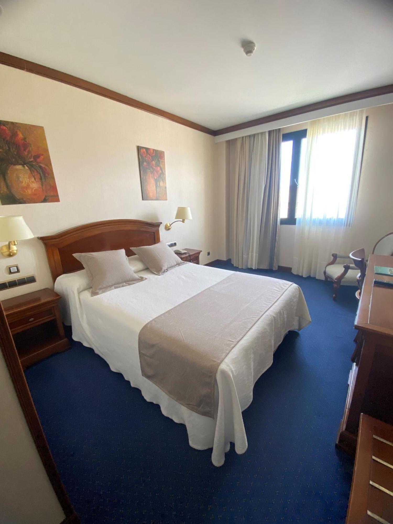 Hotel Villa De Almazan Bagian luar foto