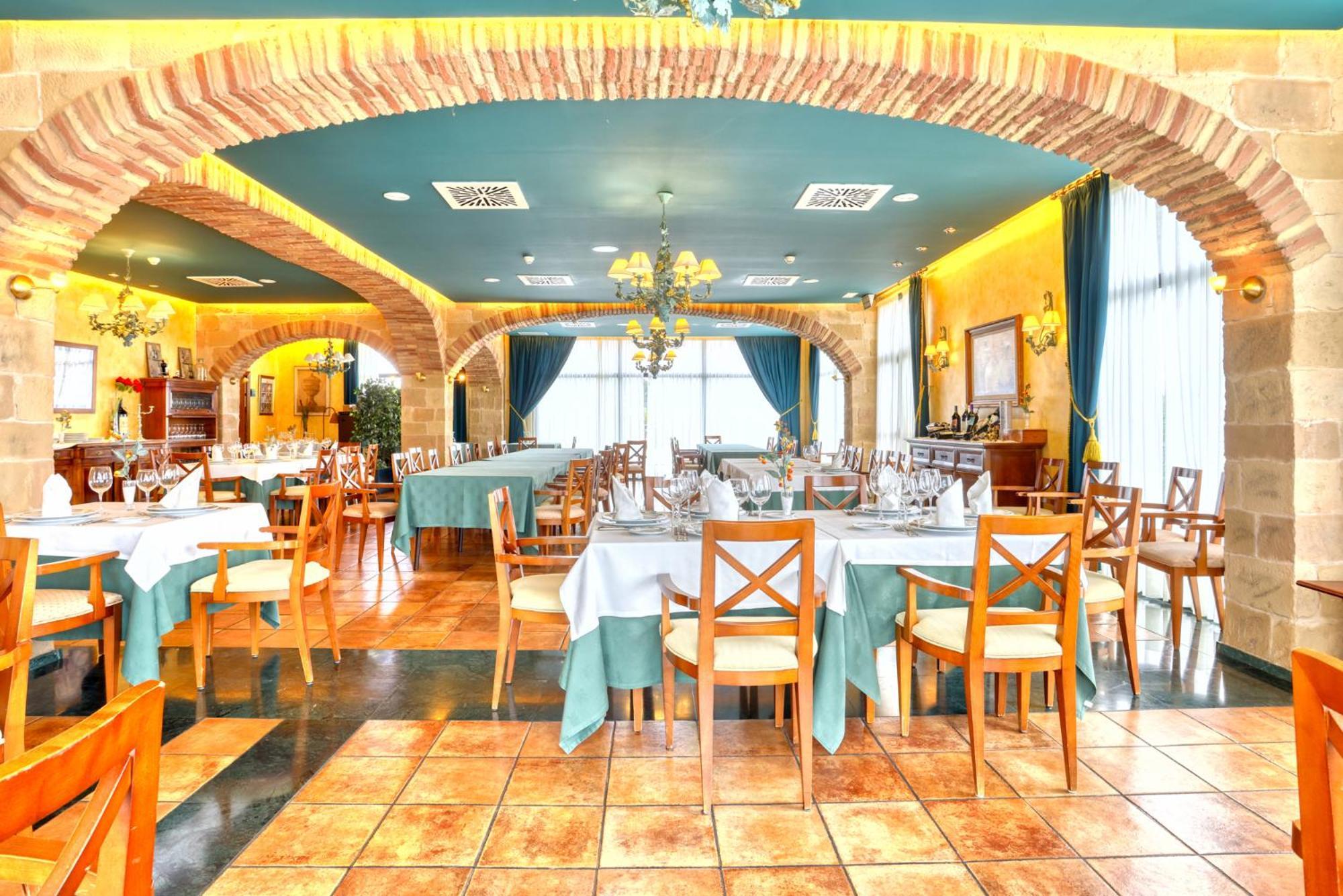 Hotel Villa De Almazan Bagian luar foto