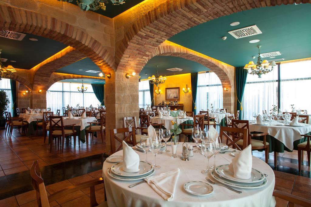 Hotel Villa De Almazan Bagian luar foto