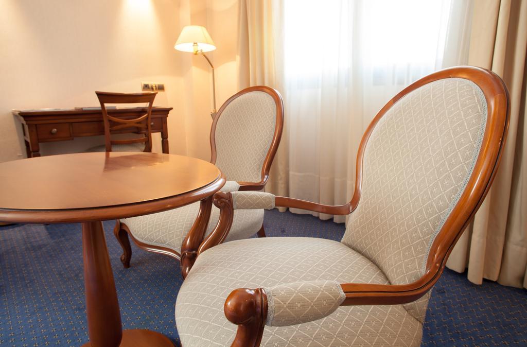 Hotel Villa De Almazan Bagian luar foto